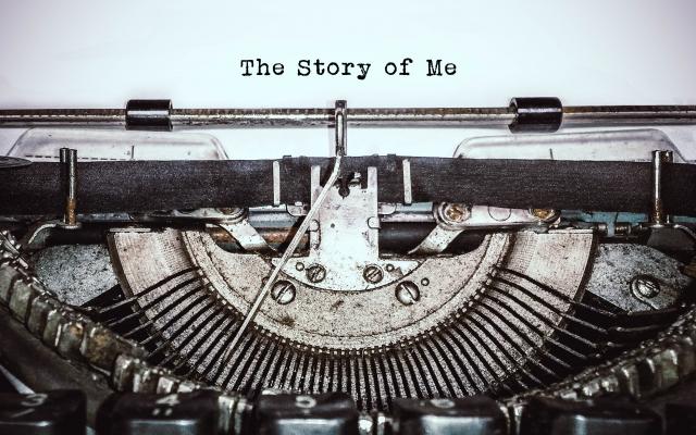 Een typemachine met een vel papier erin. Op het papier is getypt "The Story of Me".
