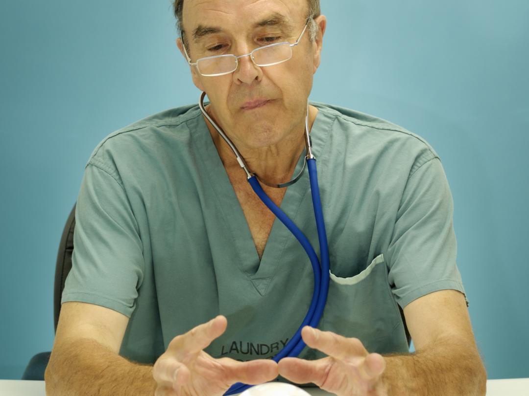 Een arts met een glazen bol.