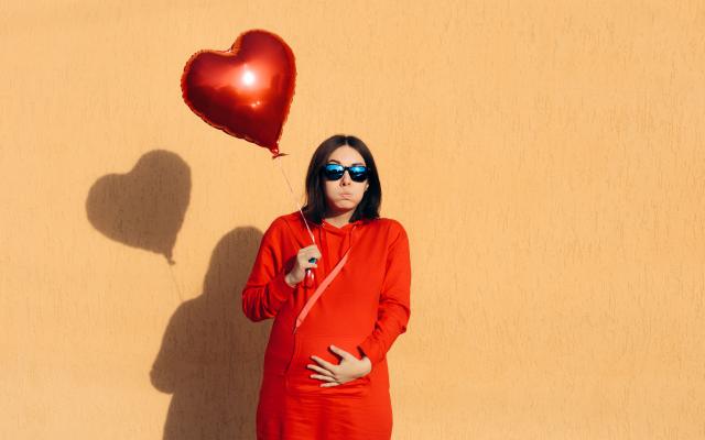 Zwangere vrouw met hartvormige ballon