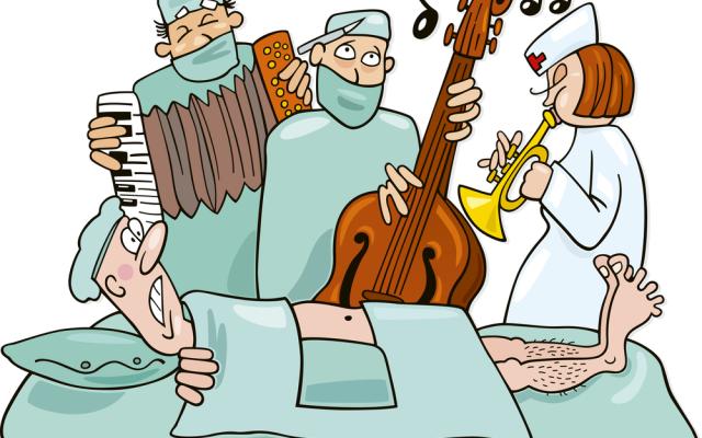 Strip van een operatietafel waar de artsen muziekinstrumenten spelen.