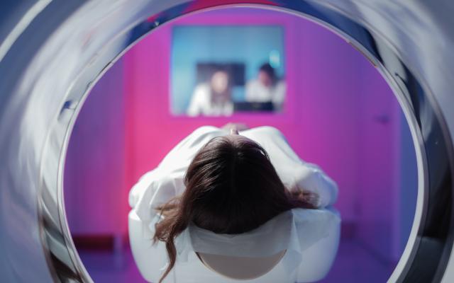 Vooraanzicht van een vrouw die een MRI scanner ingaat