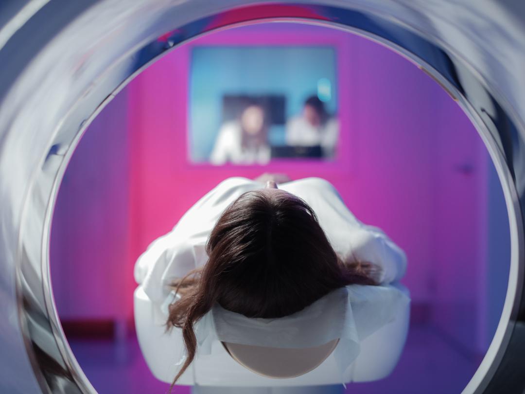 Vooraanzicht van een vrouw die een MRI scanner ingaat