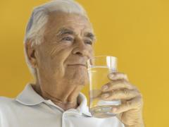 Oudere man met glas water